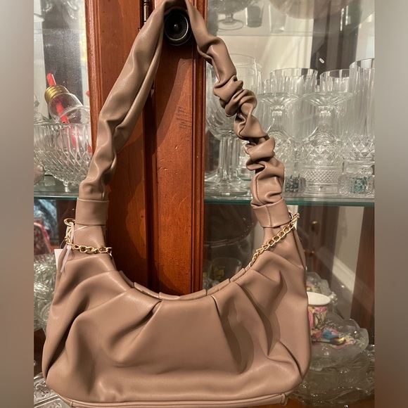 Donna Linea - Picture 1 of 4